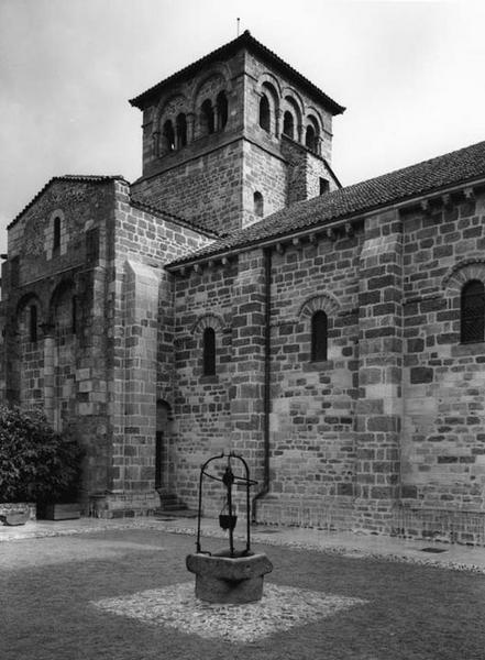 Vue d'ensemble du transept et de la façade nord de l'église, depuis le nord-ouest.