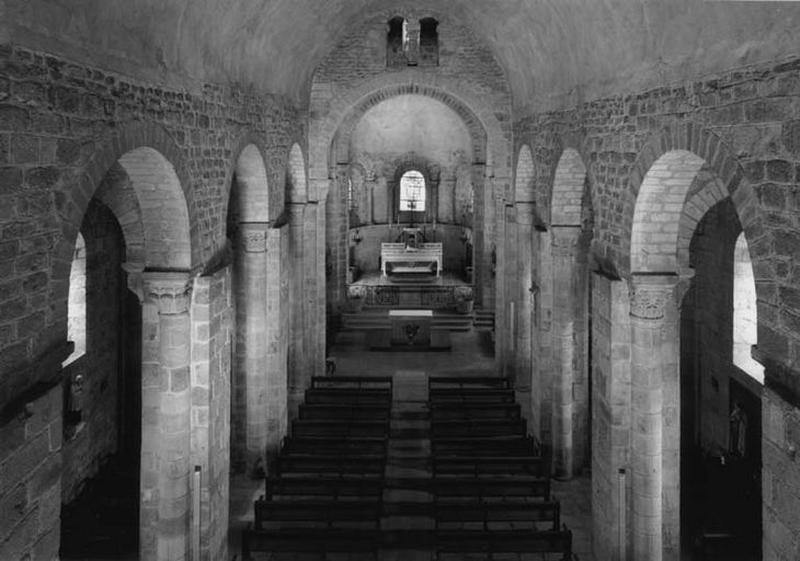 Vue d'ensemble intérieure en direction du choeur, prise depuis la tribune.