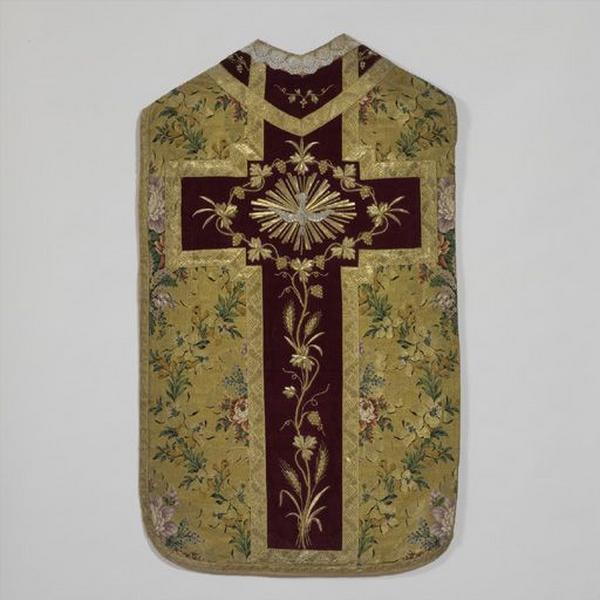 Vue d'ensemble de la chasuble de l'ornement en drap d'or n°3.