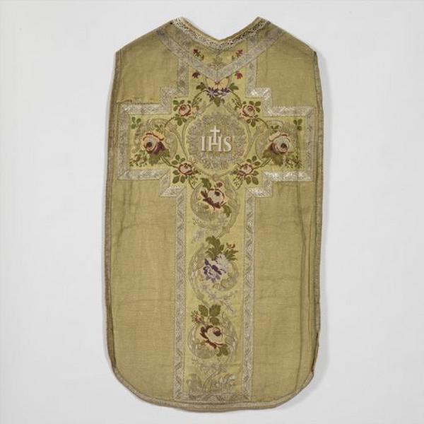 Vue d'ensemble de la chasuble de l'ornement en drap d'or n°1.