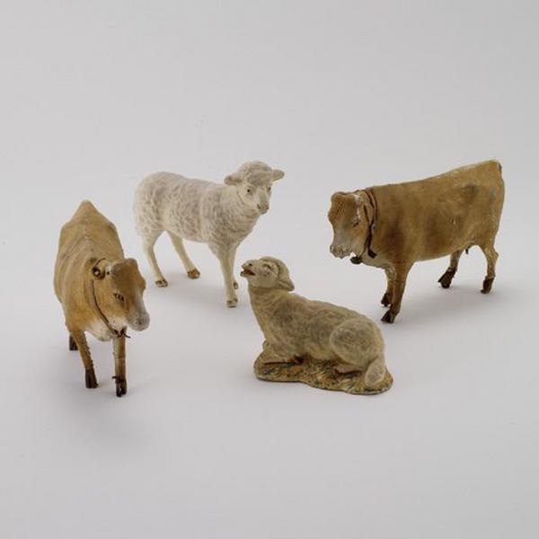 Vue d'ensemble des animaux de la crèche (deux vaches et deux moutons).