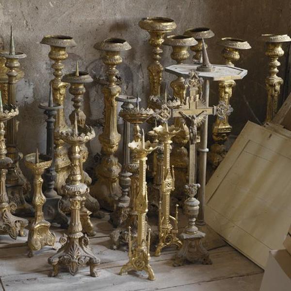 Vue des chandeliers entreposés dans le grenier du presbytère.