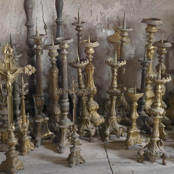 Vue des chandeliers entreposés dans le grenier du presbytère.