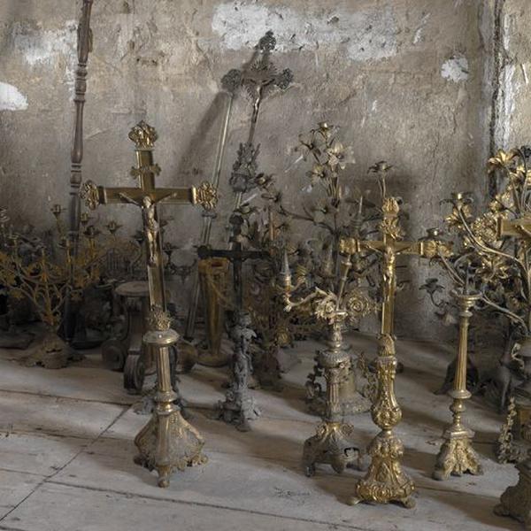 Vue des croix d'autel entreposées dans le grenier du presbytère.