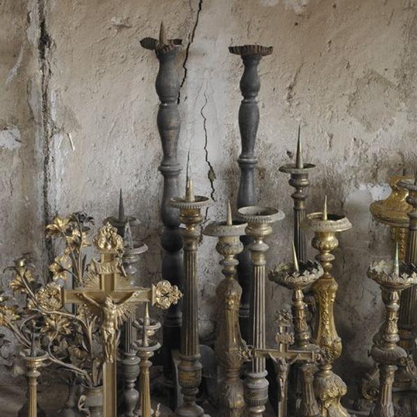 Vue des chandeliers entreposés dans le grenier du presbytère (au fond, les chandeliers funéraires).