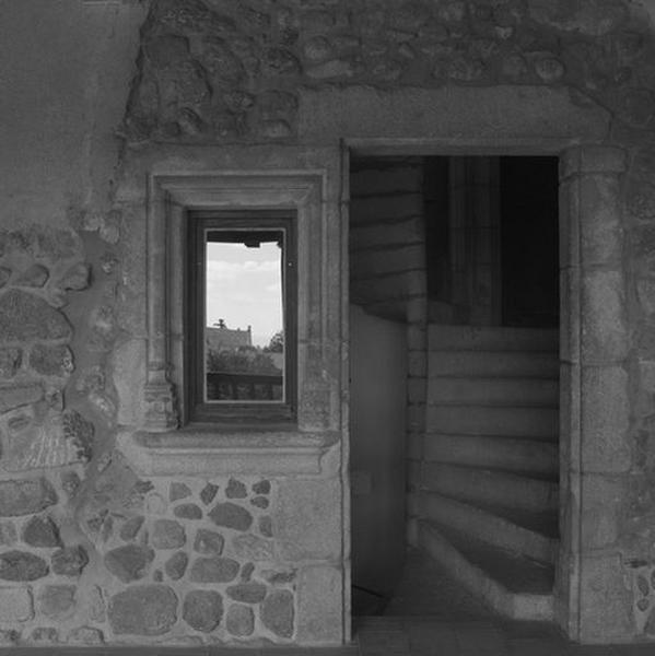 Détail de la porte de l'escalier en vis donnant au 1er étage de la galerie de l'aile ouest.