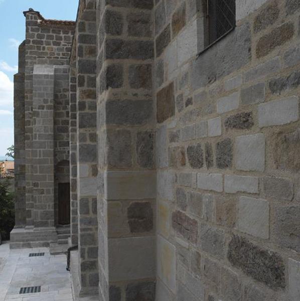 Vue de la façade nord dans l'axe de la porte de communication de l'église avec le cloître.