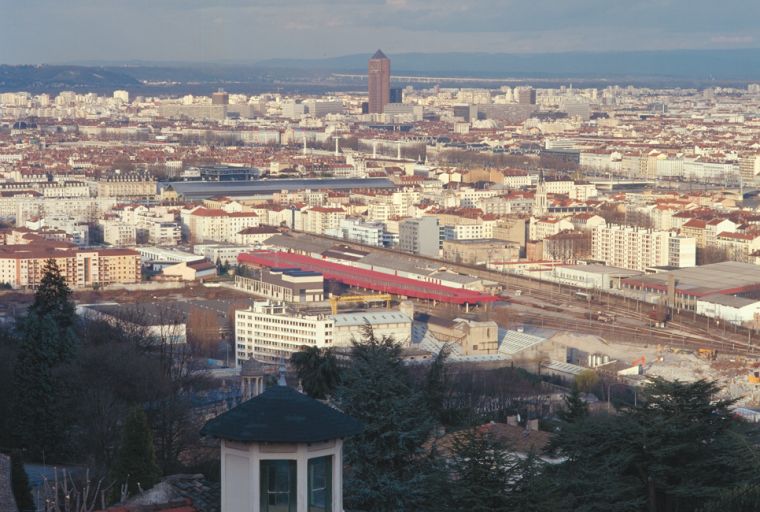 Vue générale depuis la place J.-D. Trait, à Sainte-Foy-lès-Lyon