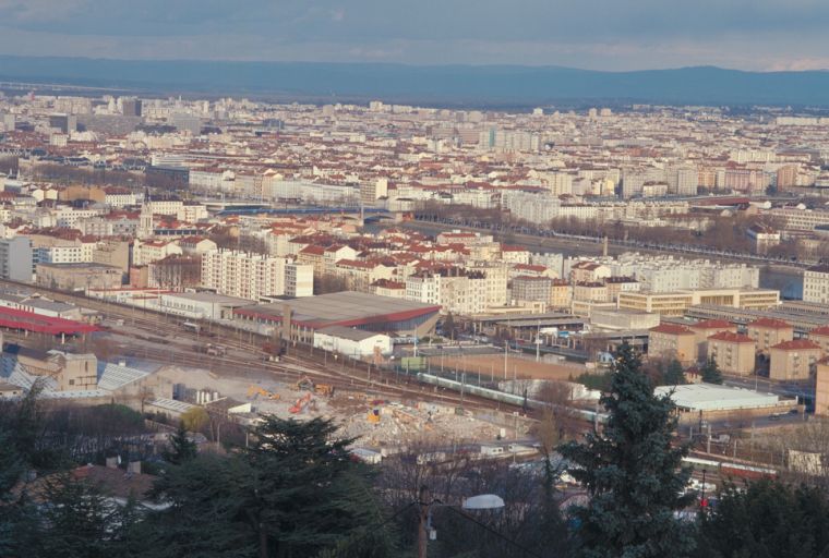 Vue de situation depuis la place J.-D. Trait, à Sainte-Foy-lès-Lyon