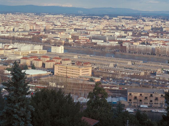 Vue depuis la place J.-D. Trait, à Sainte-Foy-lès-Lyon, à l'est