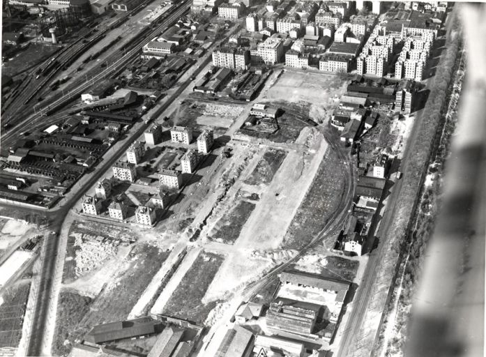 Vue aérienne de l'emplacement de la gare d'eau depuis le sud. Photogr., [vers 1955]