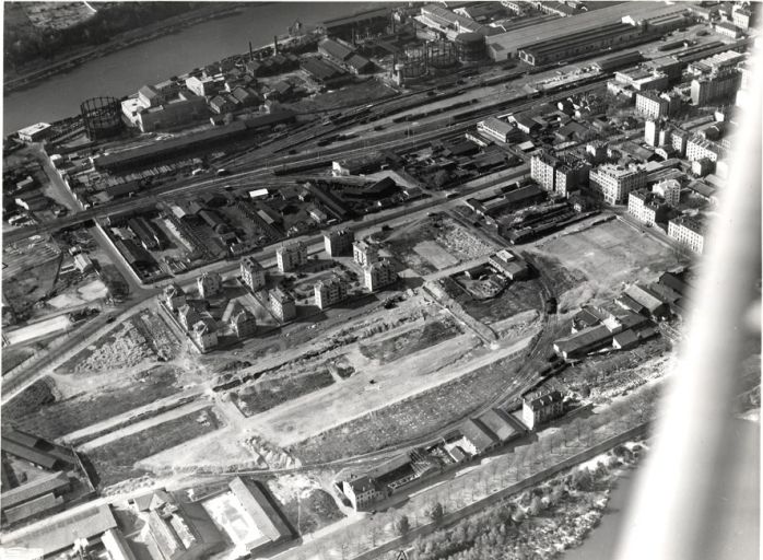 Vue aérienne de l'emplacement de la gare d'eau depuis l'est-sud-est. Photogr., [vers 1955]