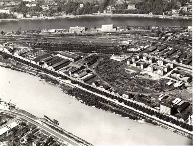 Vue aérienne de l'emplacement de la gare d'eau depuis l'est. Photogr., [vers 1955]