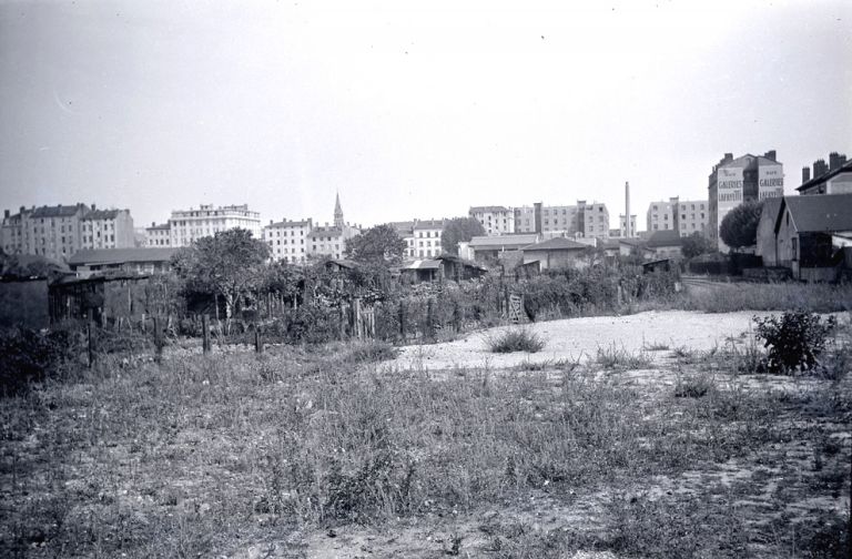 Les jardins à l'emplacement de la gare d'eau depuis le sud. Photogr., [vers 1955]