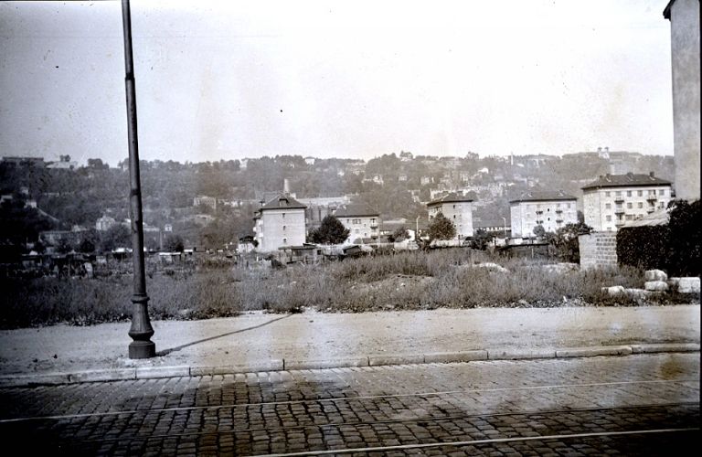 Vue depuis l'emplacement de la gare d'eau à l'est. Photogr., [vers 1955]