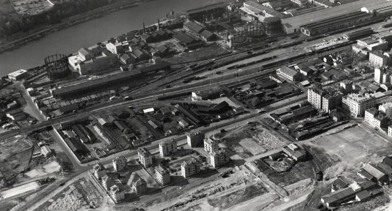 Vue aérienne depuis le sud-est. Photogr., [vers 1955]