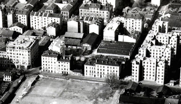 Vue aérienne de la rue Quivogne depuis le sud. Photogr., vers 1955