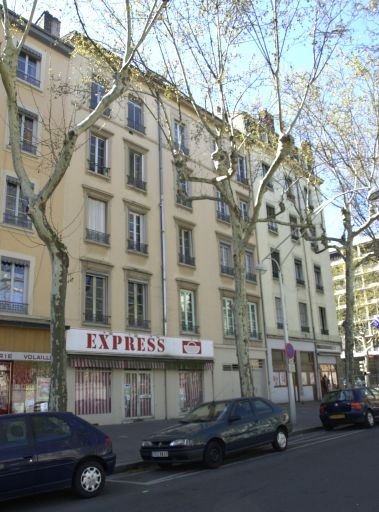 Vue d'ensemble du 8 cours Bayard et de l'élévation nord du 69 cours Charlemagne depuis le nord-est