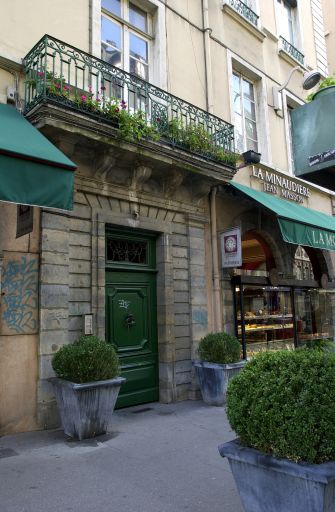Façade principale, porte vue de trois quarts gauche.