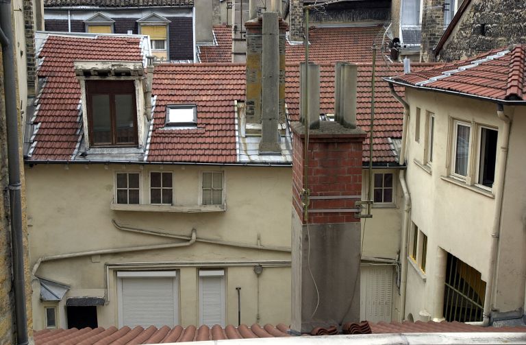 1er corps de logis, façade sur cour, partie supérieure.