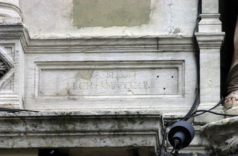 Façade sur la rue Paul-Chenavard, détail de la signature de l'architecte au 1er étage à droite.