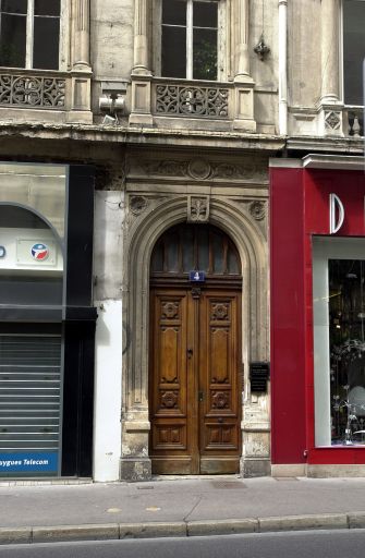 Façade sur la rue Paul-Chenavard, détail de la porte.