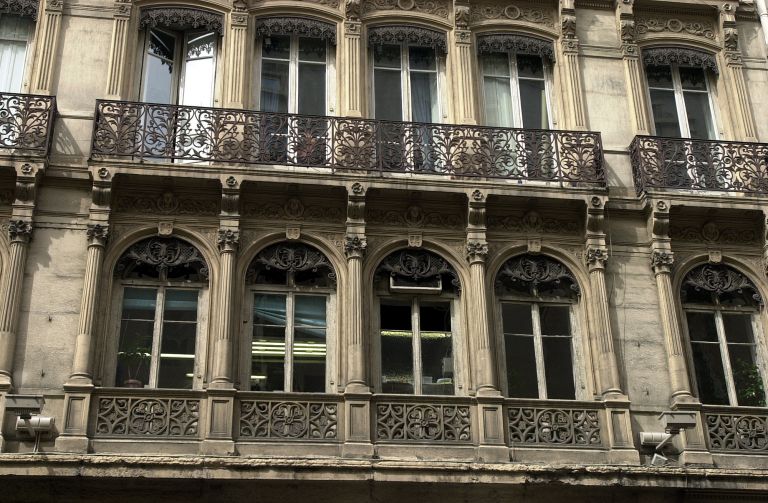 Façade sur la rue Paul-Chenavard, détail des fenêtres du 1er étage carré.