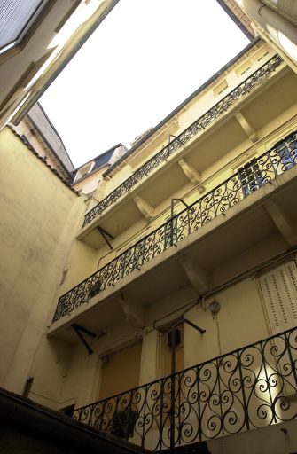 1er corps de logis, façade sur cour, partie gauche.