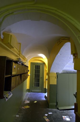 Palier du rez-de-chaussée de l'escalier, dans le prologement de l'allée.