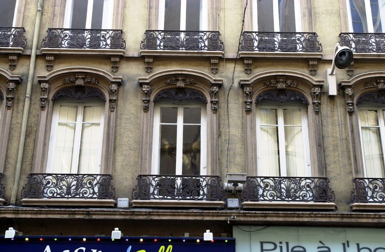Façade sur la rue Paul-Chenavard, détail des fenêtres du 1er étage.