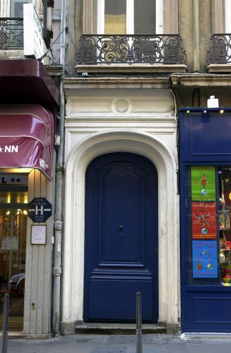 Façade sur la rue Paul-Chenavard, détail de la porte.