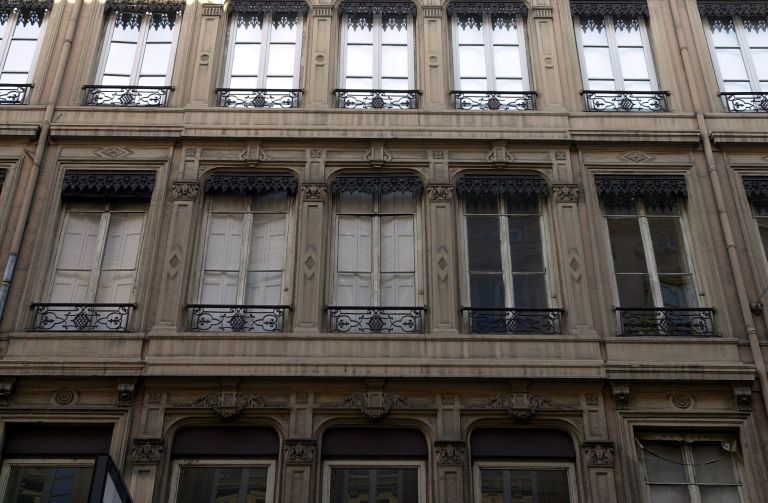 Façade sur la rue Paul-Chenavard, détail des fenêtres du 2e étage.