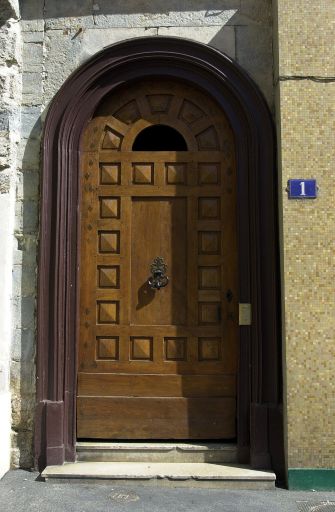 Façade sur la place Meissonier, porte.