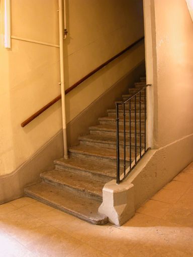 Escalier lié à l'entrée sur la place Meissonier, départ.