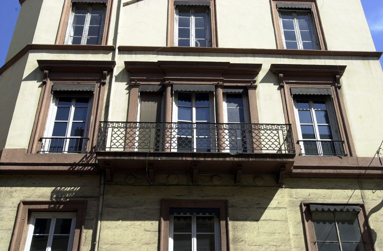 Façade principale sur la place Meissonier, détail du balcon du 1er étage.