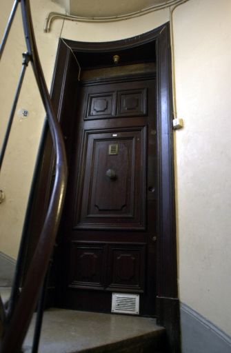 Porte palière.