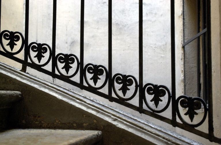 Détail du décor de la rampe d'escalier.