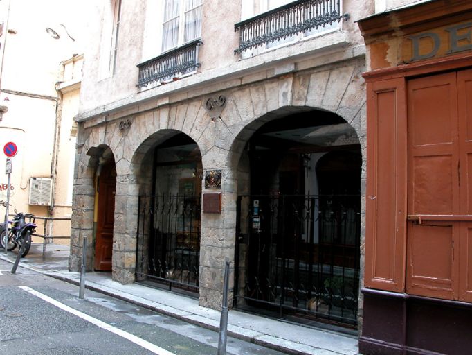 Façade sur rue, rez-de-chaussée.