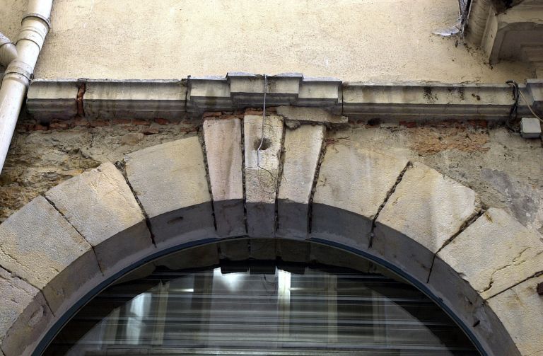 Façade sur la rue Major-Martin, ouverture de boutique de gauche, détail de la clef de l'arc.
