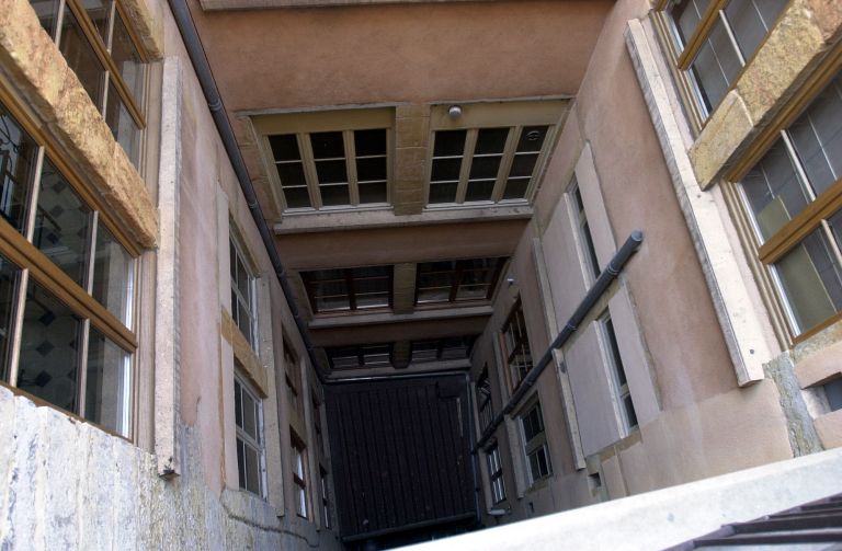 Vue plongeante sur la cour depuis l'escalier.