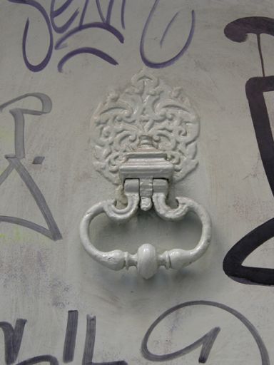 Façade sur rue Lanterne, porte, détail du heurtoir.