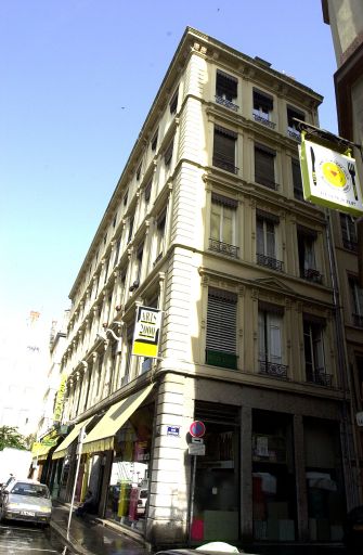 Façade sur la rue Valfenière.
