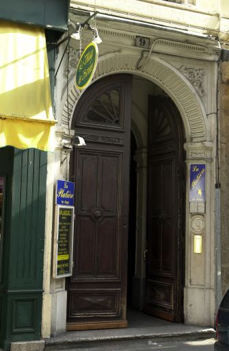 Façade sur la rue de la Platière, porte.