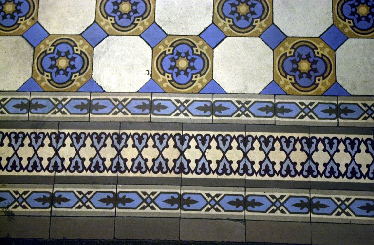 Allée, détail du carrelage en ciment coloré.