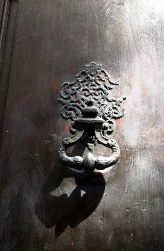 Porte, heurtoir.