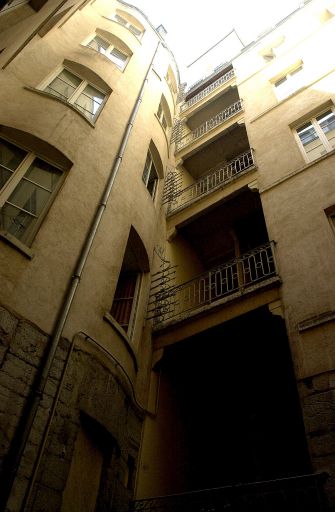 Première cour, corps de liaison sud et escalier du premier corps.