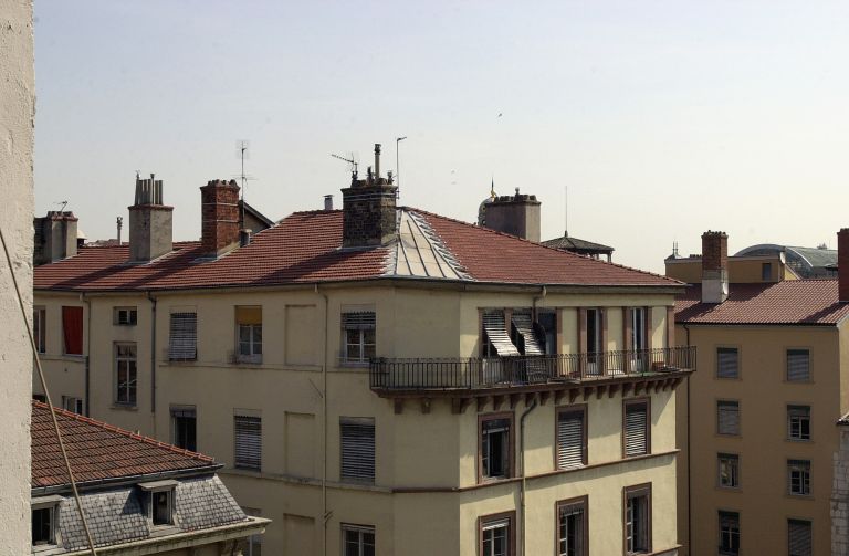 Façades sur les rues de la Platière et Valfenière, derniers étages.