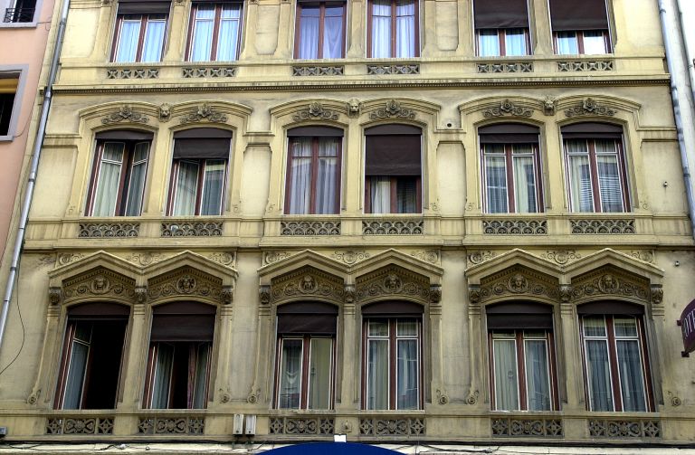 Façade principale, ensemble de fenêtres.