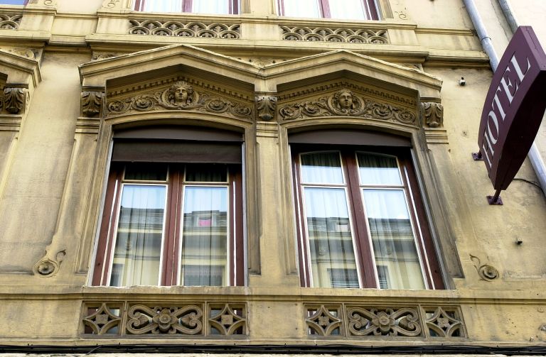 Façade principale, fenêtres du premier étage.