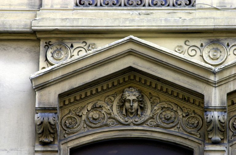 Façade principale, sommet des fenêtres du premier étage.